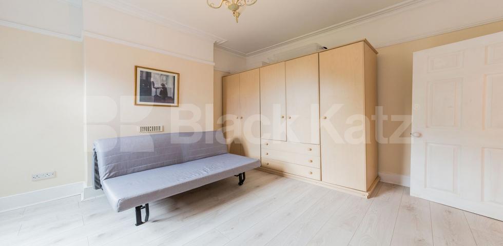 			THIS PROPERTY IS NOW ON HOLD, 2 Bedroom, 1 bath, 1 reception Flat			 Muswell Avenue, Muswell Hill 